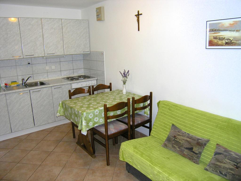 Apartmani Dolencic Krk Town Exteriör bild