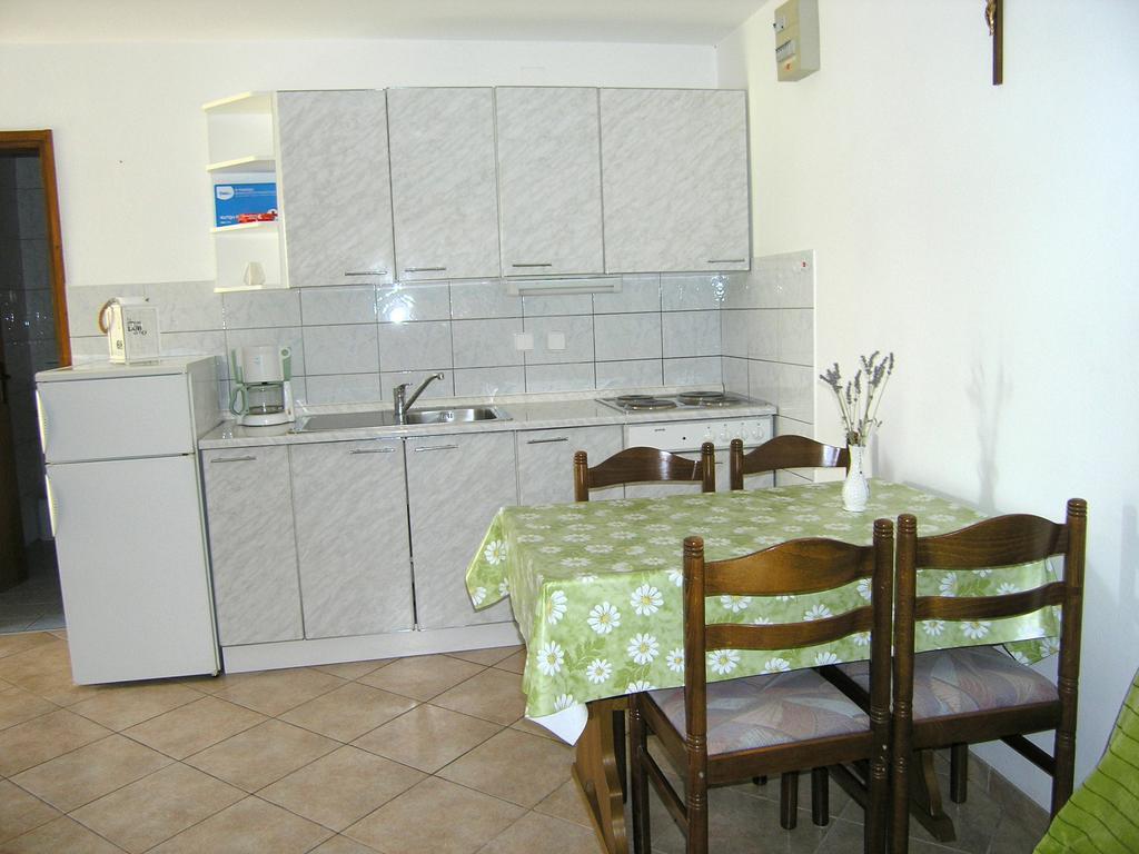 Apartmani Dolencic Krk Town Exteriör bild