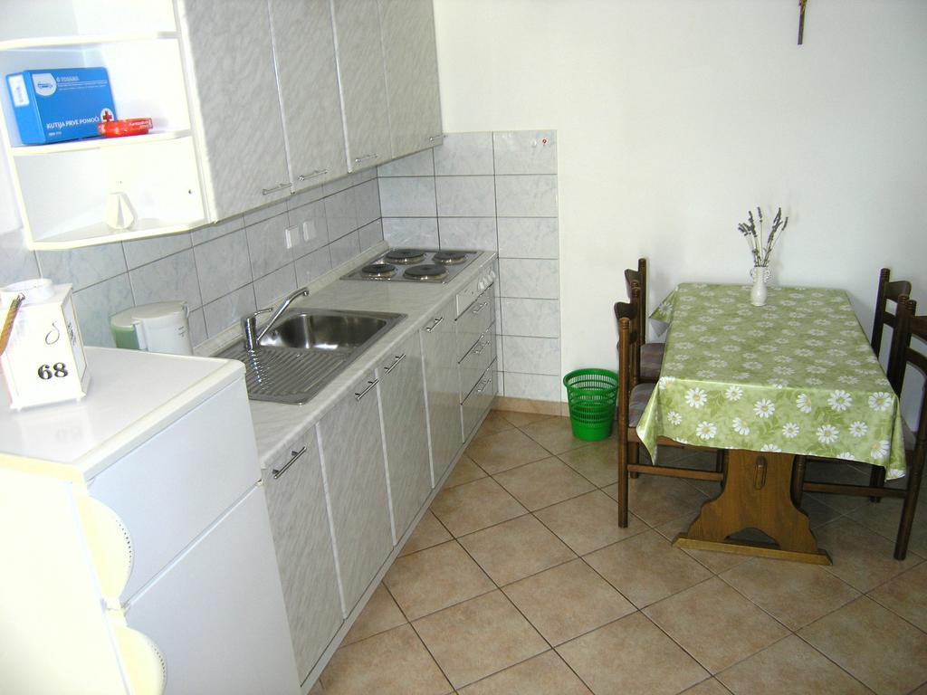 Apartmani Dolencic Krk Town Exteriör bild