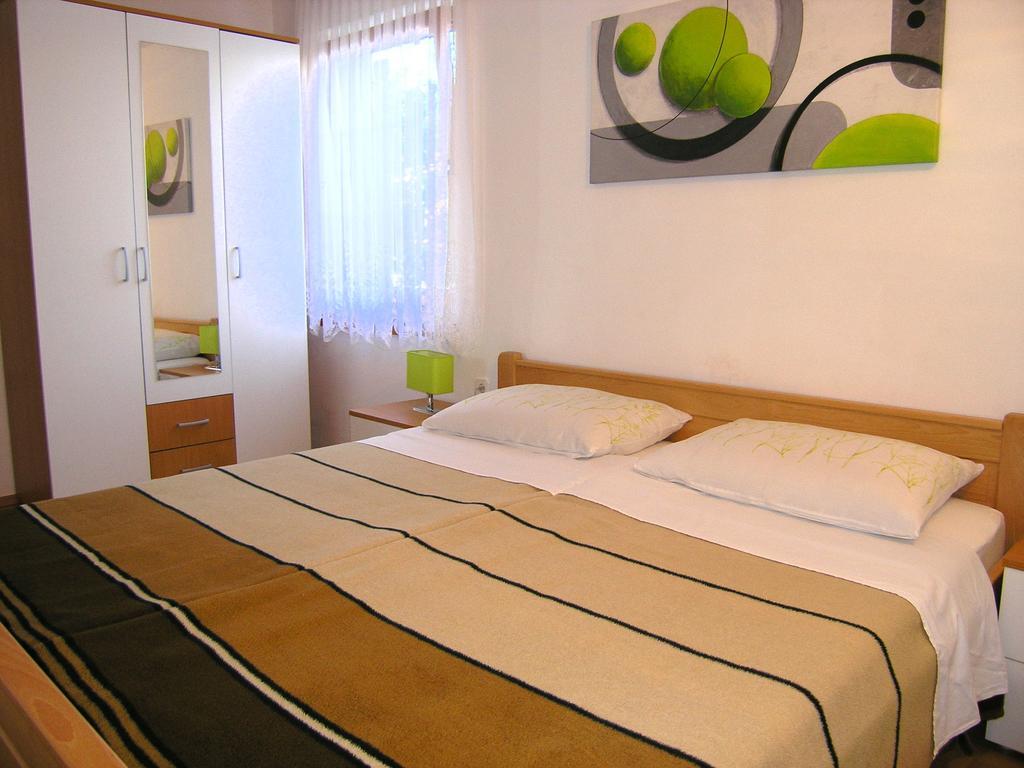 Apartmani Dolencic Krk Town Exteriör bild