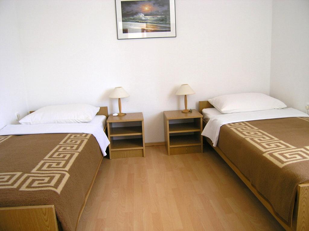 Apartmani Dolencic Krk Town Exteriör bild