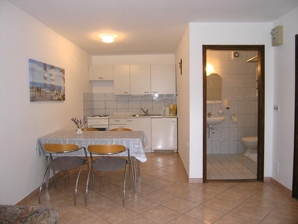 Apartmani Dolencic Krk Town Exteriör bild
