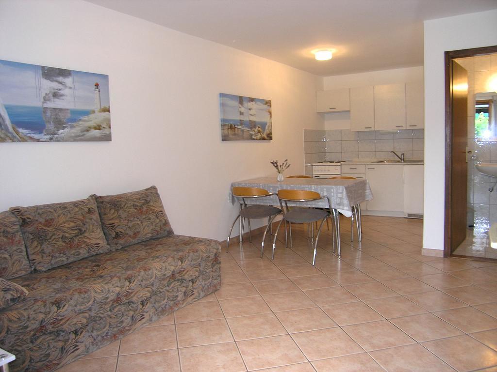 Apartmani Dolencic Krk Town Exteriör bild