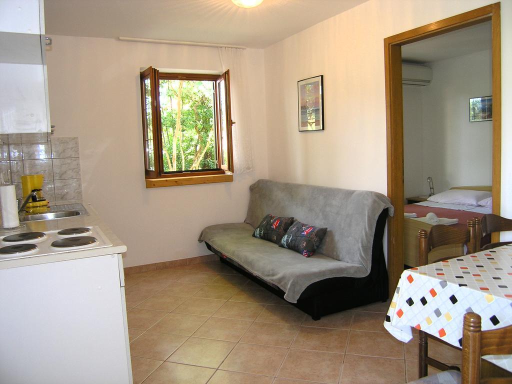 Apartmani Dolencic Krk Town Exteriör bild