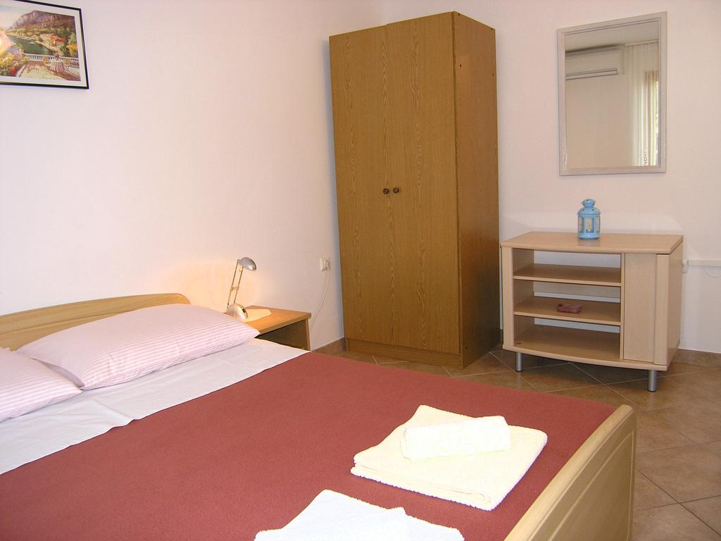 Apartmani Dolencic Krk Town Exteriör bild