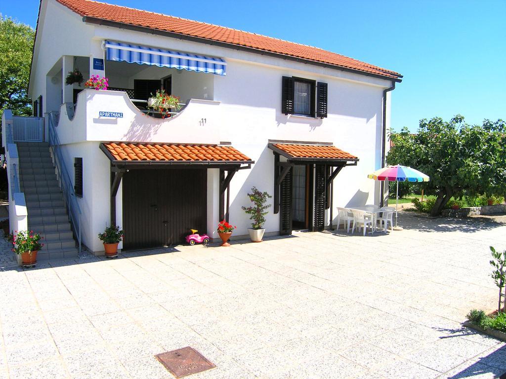 Apartmani Dolencic Krk Town Exteriör bild