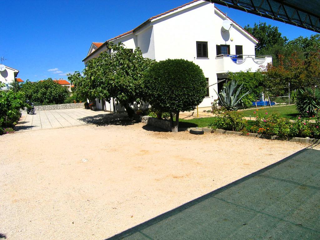 Apartmani Dolencic Krk Town Exteriör bild